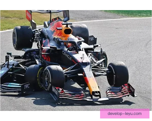 F1赛季竞争白热化各车队策略升级冠军之争愈发激烈前景扑朔迷离 F1赛季竞争白热化各车队策略升级冠军之争愈发激烈前景扑朔迷离