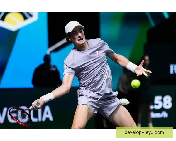 网球大师赛激战正酣 多位顶尖球员争夺冠军宝座